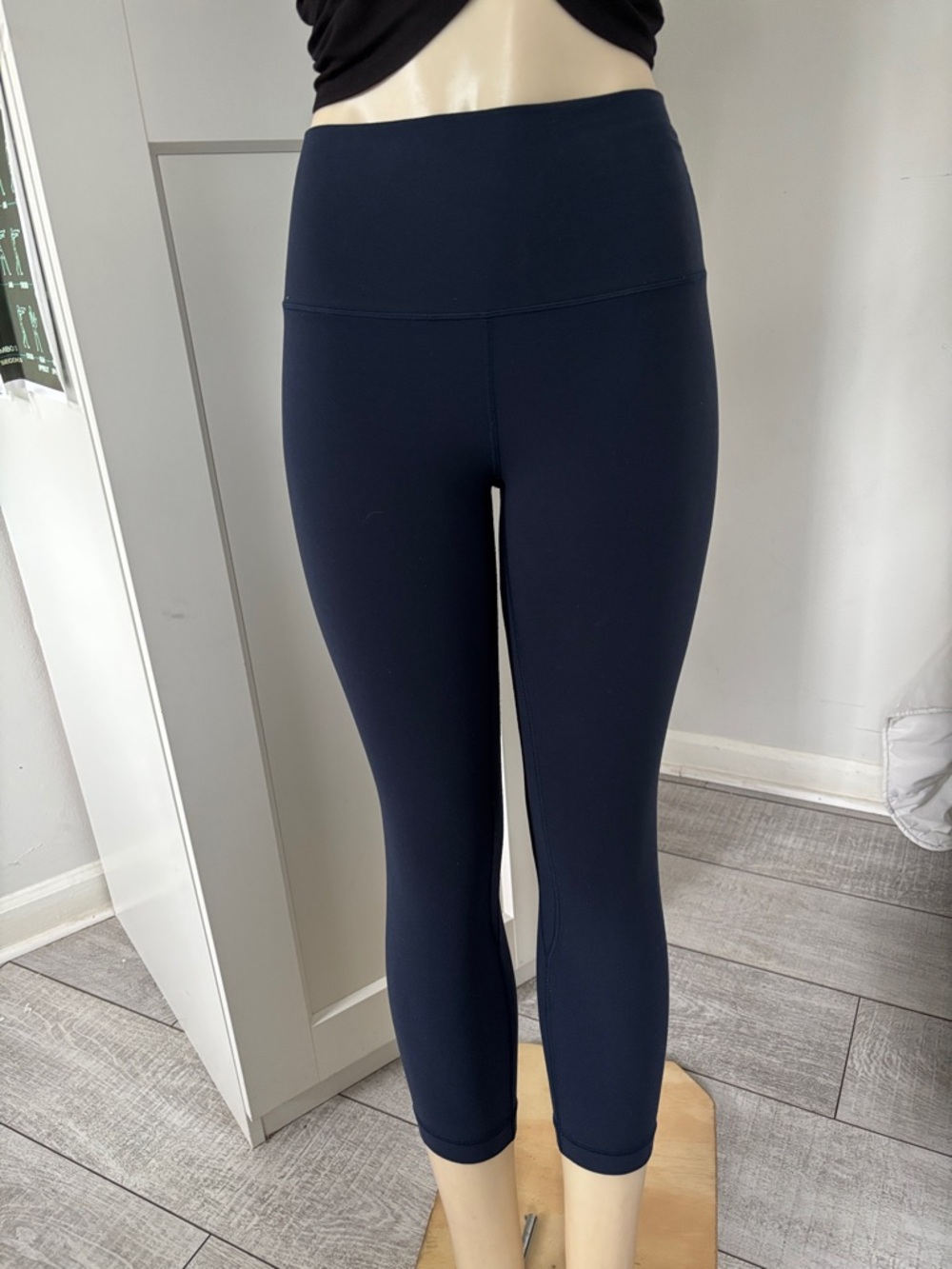Lululemon (2) High-Waist Navy/black Cropped Leggings